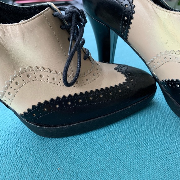 Via Spiga Italian Spectator heel with lace up vamp. Never worn. Sz 5-1/2M - Picture 7 of 7